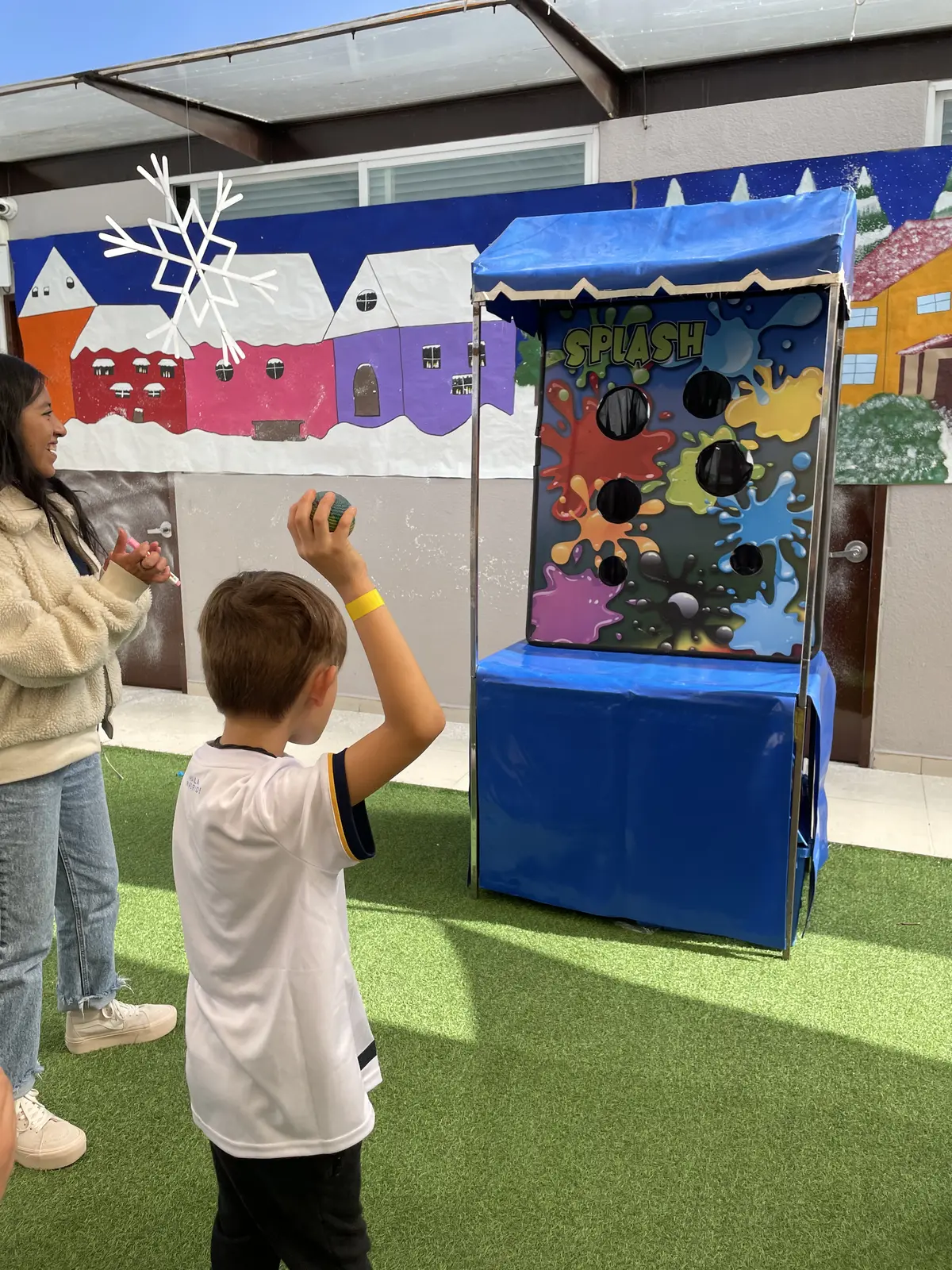 Actividad de convivencia escolar en el patio.
