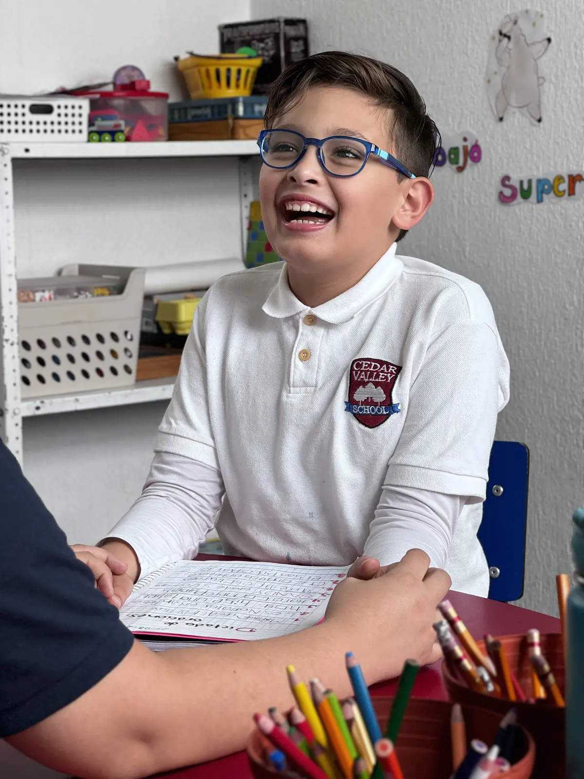 Alumno sonriendo durante una actividad escolar acompañada.