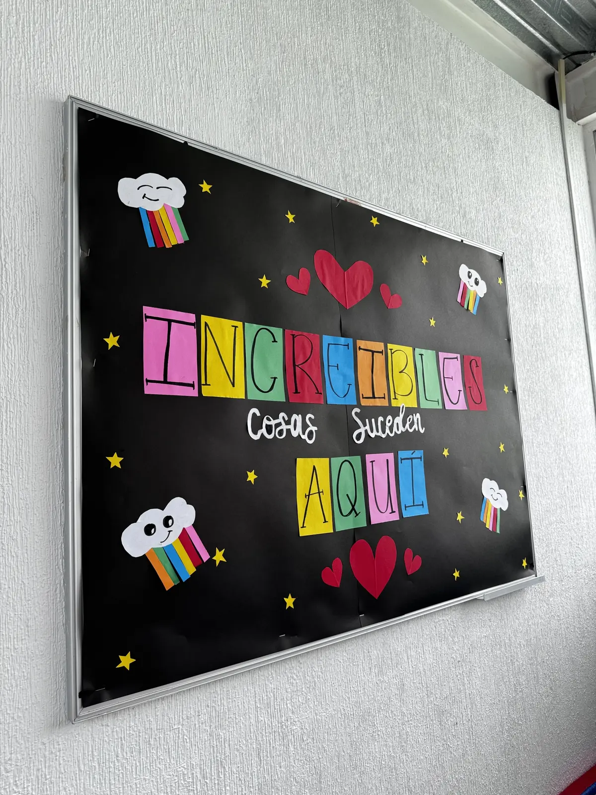 Mural escolar con mensaje sobre crear cosas increíbles.
