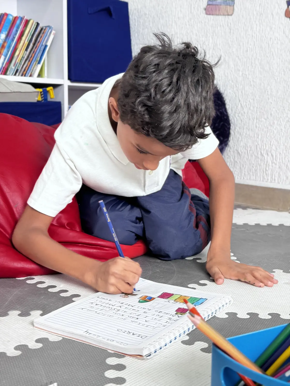 Alumno realizando trabajo académico individual con materiales escolares.